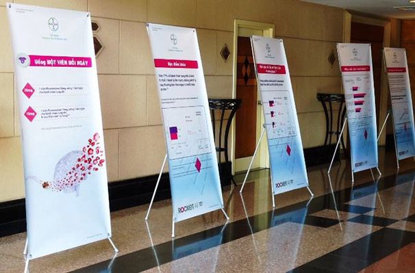 So Sánh Standee Cuốn Và Standee Chữ X – Nên Chọn Loại Nào Cho Quảng Cáo?